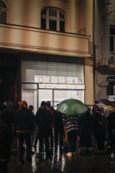 Soutěž o nejlepší výlohu vyhrála hravá instalace hory skořápek od designérek Adély Kadlčákové a Marie Sixtové.