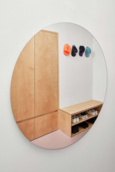 Ateliér Neuhäusl Hunal proměnili žižkovský byt na garsonku se spacím pódiem