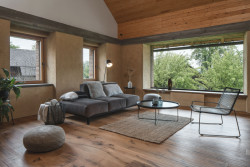 Otevírá se ním výhled z obývacího pokoje. (Rekonstrukce rodinného domu na Šumavě, Archport)