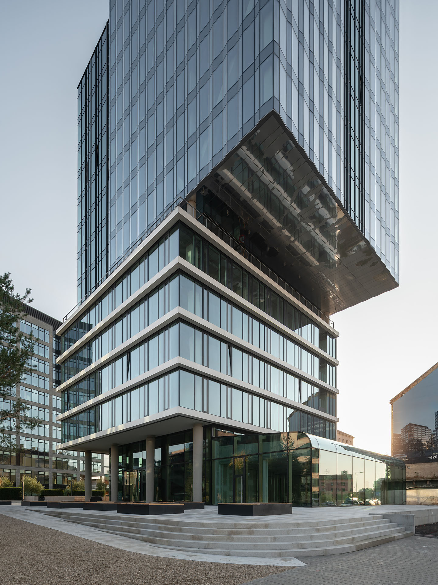 Na místě brněnského brownfieldu Vlněna vyrostl kancelářský komplex. Studio acht zde postavilo patnáctipodlažní prosklenou budovu s označením I.