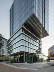 Na místě brněnského brownfieldu Vlněna vyrostl kancelářský komplex. Studio acht zde postavilo patnáctipodlažní prosklenou budovu s označením I.