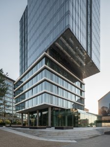 Na místě brněnského brownfieldu Vlněna vyrostl kancelářský komplex. Studio acht zde postavilo patnáctipodlažní prosklenou budovu s označením I.