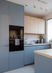 Propojující barvou se stala modrá. (Rekonstrukce bytu v panelovém domě v Praze na Gutovce; P2P.)