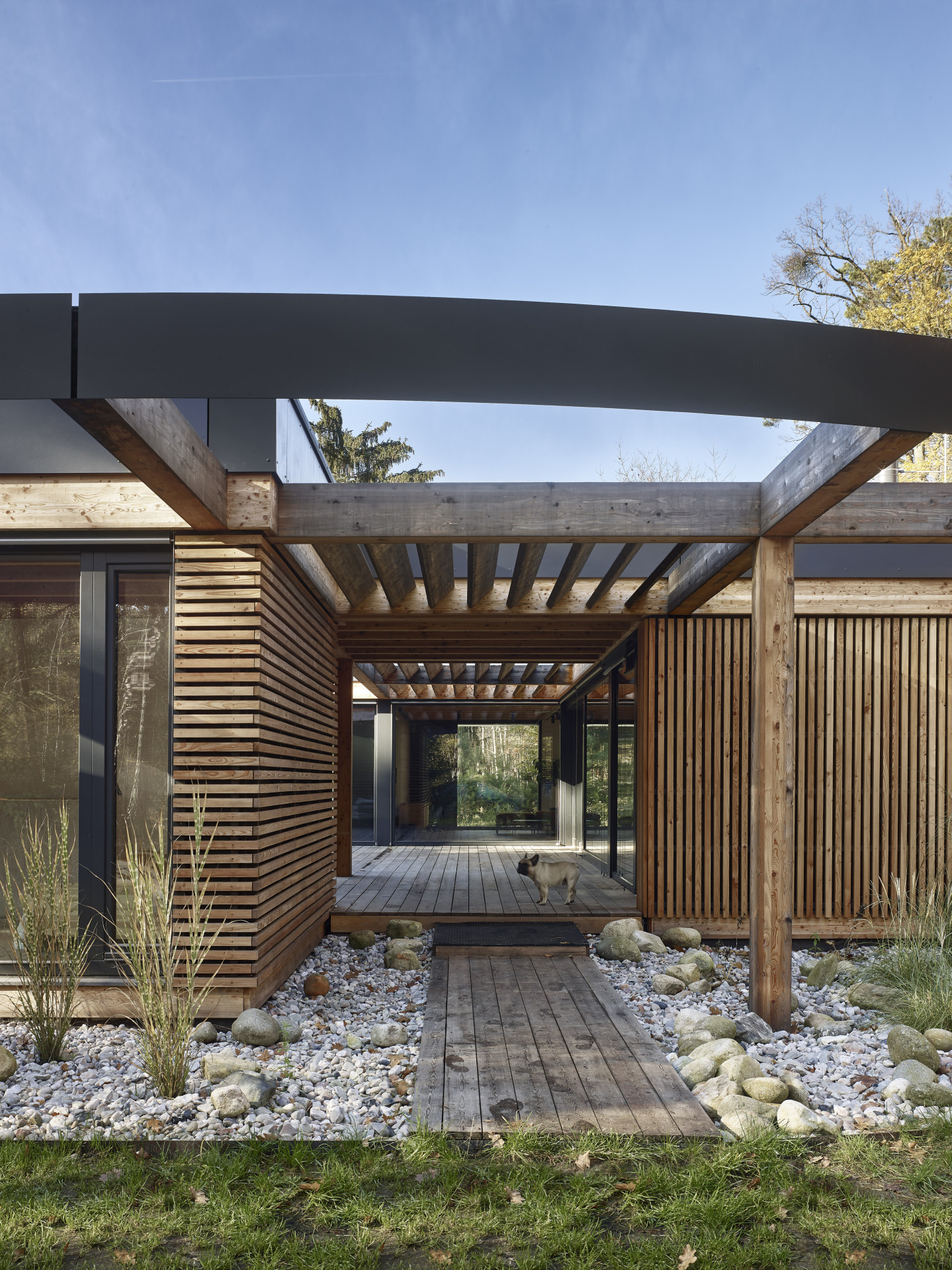 „Dům byl od počátku projektován tak, aby vyvolával v kolemjdoucích otázku, zda je nový, či na pozemku stál už dříve," říkají architekti. (Rodinný dům v Kersku, hipposdesign)