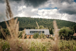 Harazim Karel Architektura - RD Borová Lada: Dům se nachází jihočeské obci na hranici Národního parku Šumava