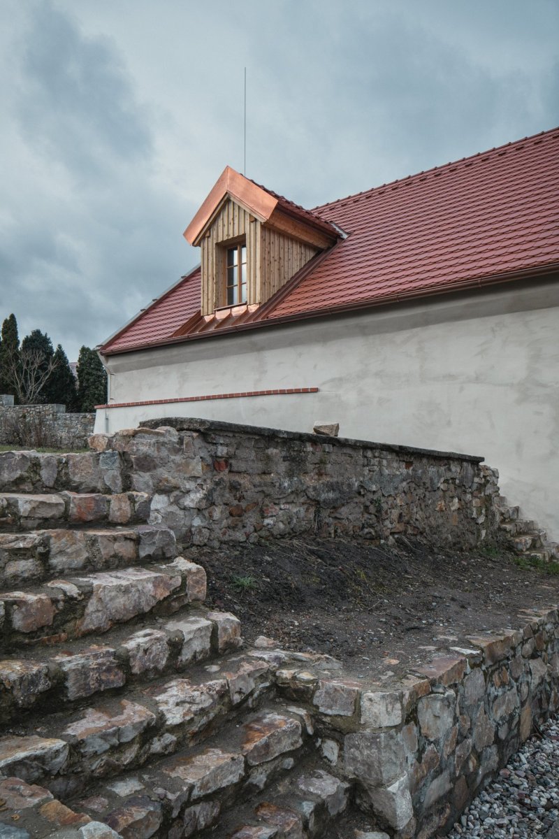 Stodola je součástí bývalého hospodářského dvora. (Komunitní centrum v bývalé stodole, studio Raketoplán)