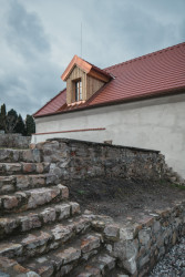 Stodola je součástí bývalého hospodářského dvora. (Komunitní centrum v bývalé stodole, studio Raketoplán)