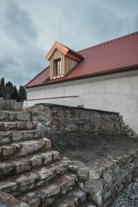 Stodola je součástí bývalého hospodářského dvora. (Komunitní centrum v bývalé stodole, studio Raketoplán)