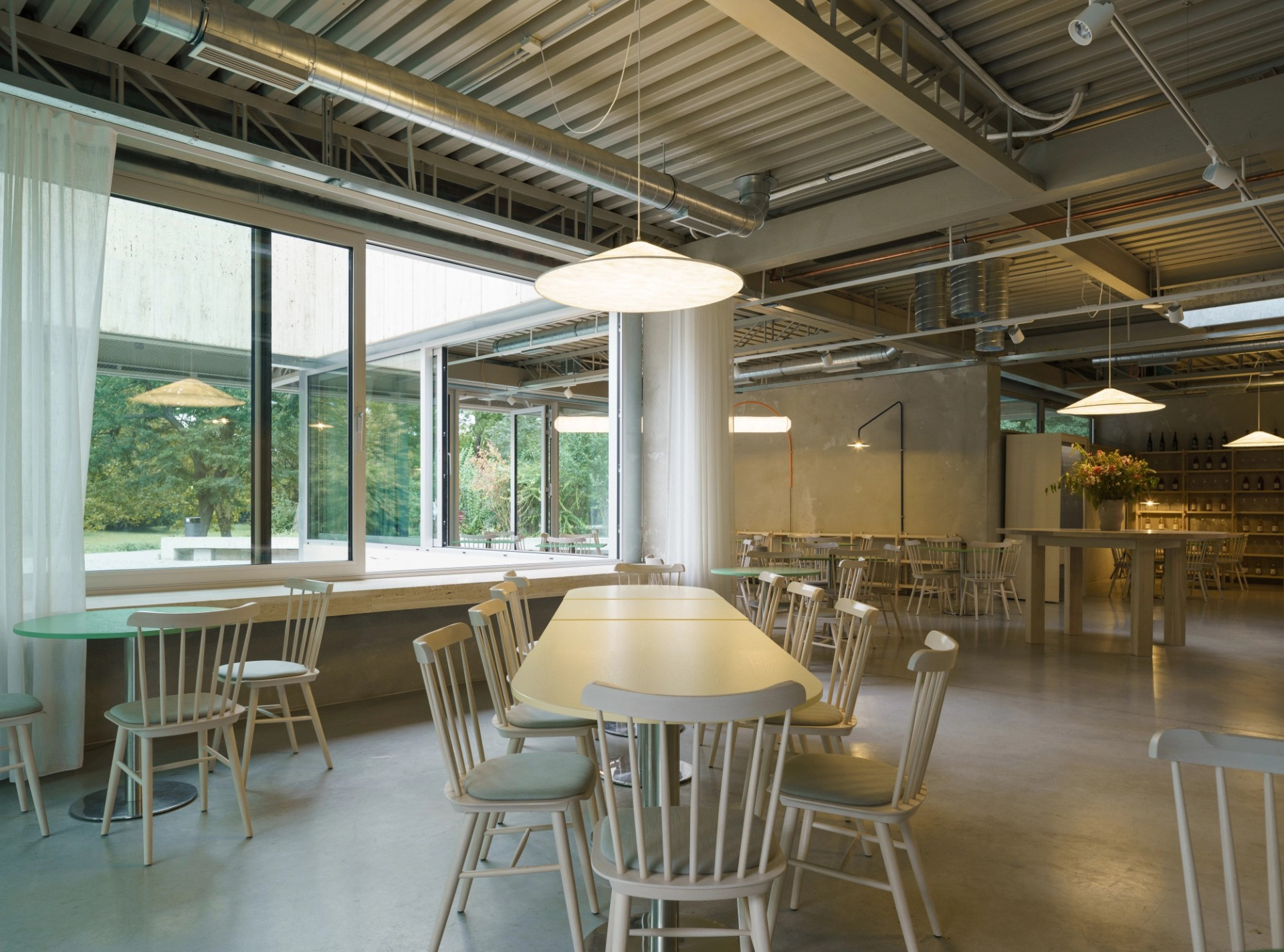 Dnes se tu dá "raňajkovať, kávičkovať, obedovať, drinkovať aj žúrovať s hlavami v korunách stromov," jak se píše na stránkách nového podniku. Interiér navrhli architekti ze studia GRAU, kteří mají na kontě už několik stylových gastronomických míst.