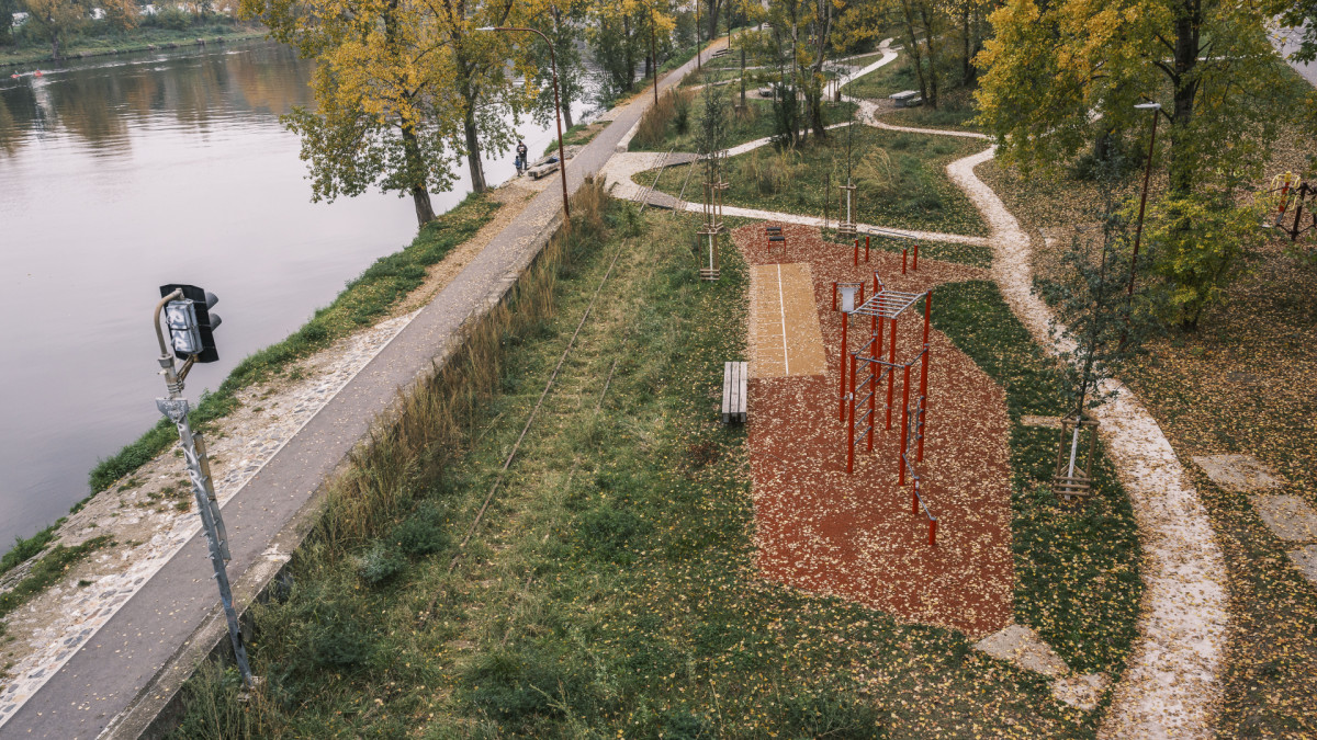 Odolný mobiliář i vegetace. Park U vody v Praze musí vydržet, když se přes něj přelije rozvodněná Vltava. Je to totiž zároveň místo pro rekreaci i území a protipovodňové opatření.