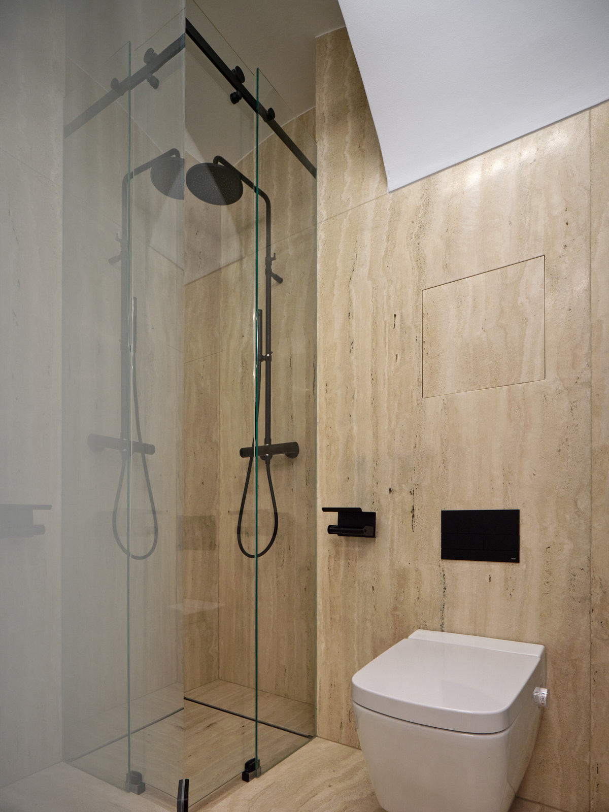 Pohled do koupelny (Rekonstrukce miniapartmánu; ateliér Tunicate)