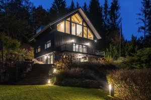 Studio 3K Architects zrekonstruovalo chatu v odlehlých lesích na Benešovsku