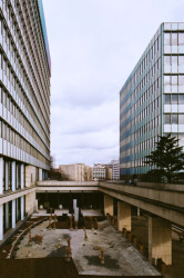 Nakonec upozorňuje ještě na jedno zachované interiérové schodiště – přesněji jeho konstrukci. Jsou to ale skutečně jen jednotlivosti. V exteriéru je to s původními materiály mnohem lepší, zachovány jsou téměř intaktně.