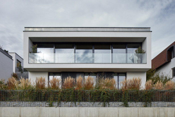 Dvě identické vily od studia Jestico + Whiles na jihozápadě Prahy