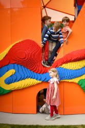 Play Pavilion navrženým Peterem Cookem ve spolupráci se Serpentine a LEGO Group.