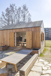 V areálu lesní třídy vznikly tři montované dřevostavby - zde na fotografii je tzv. "obýváček". (Lesní třída Větvíci na Žižkově od ateliérů Terra Florida a Jasné)