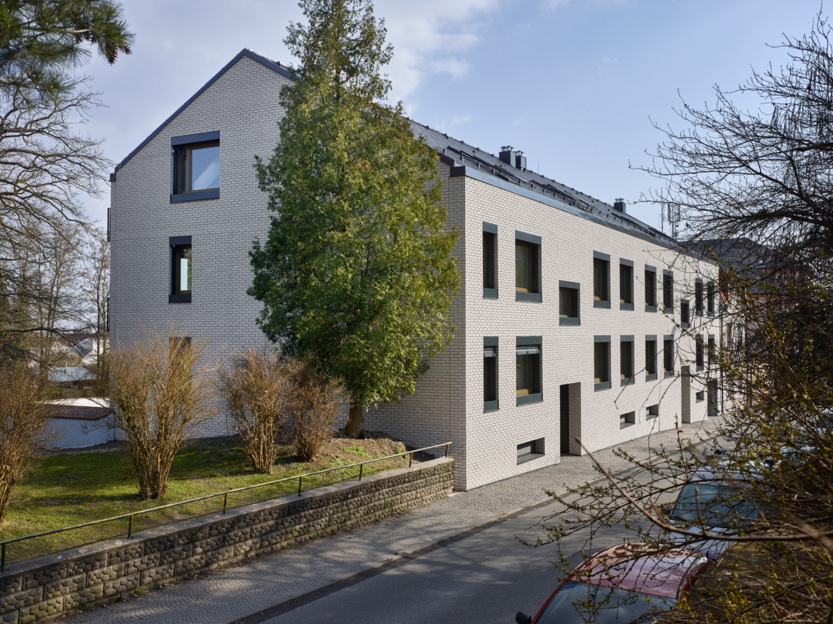 Bytový dům Komenského v Lysé nad Labem od Stempel Tesař architekti