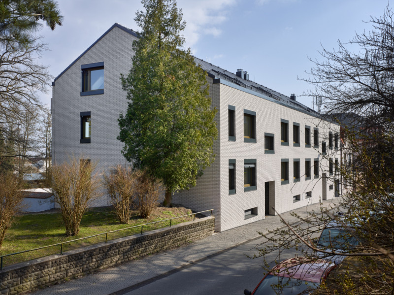 Bytový dům Komenského v Lysé nad Labem od Stempel Tesař architekti