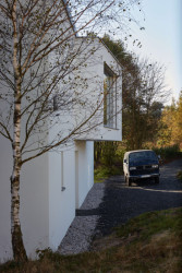 Hladký objem s arkýřem (Novostavba rodinného domu, Tisá; 2xpa)