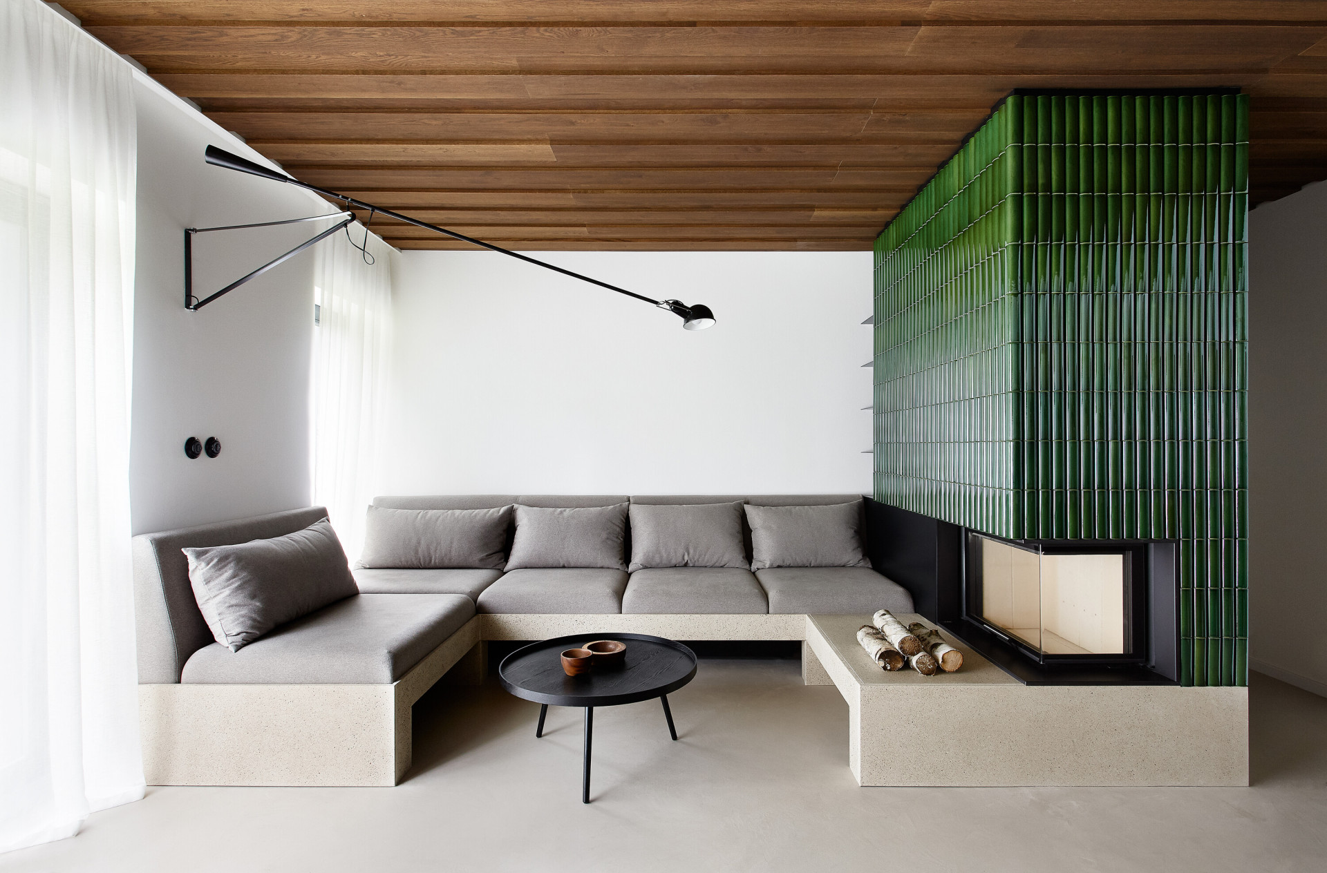 Dominantou apartmánu je krbové těleso inspirované českým řemeslem