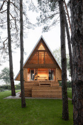 Architekti Martin Maňo a Tomáš Amtmann navrhli na břehu slovenské vodní nádrže Horná Studená Voda dřevěnou chatu