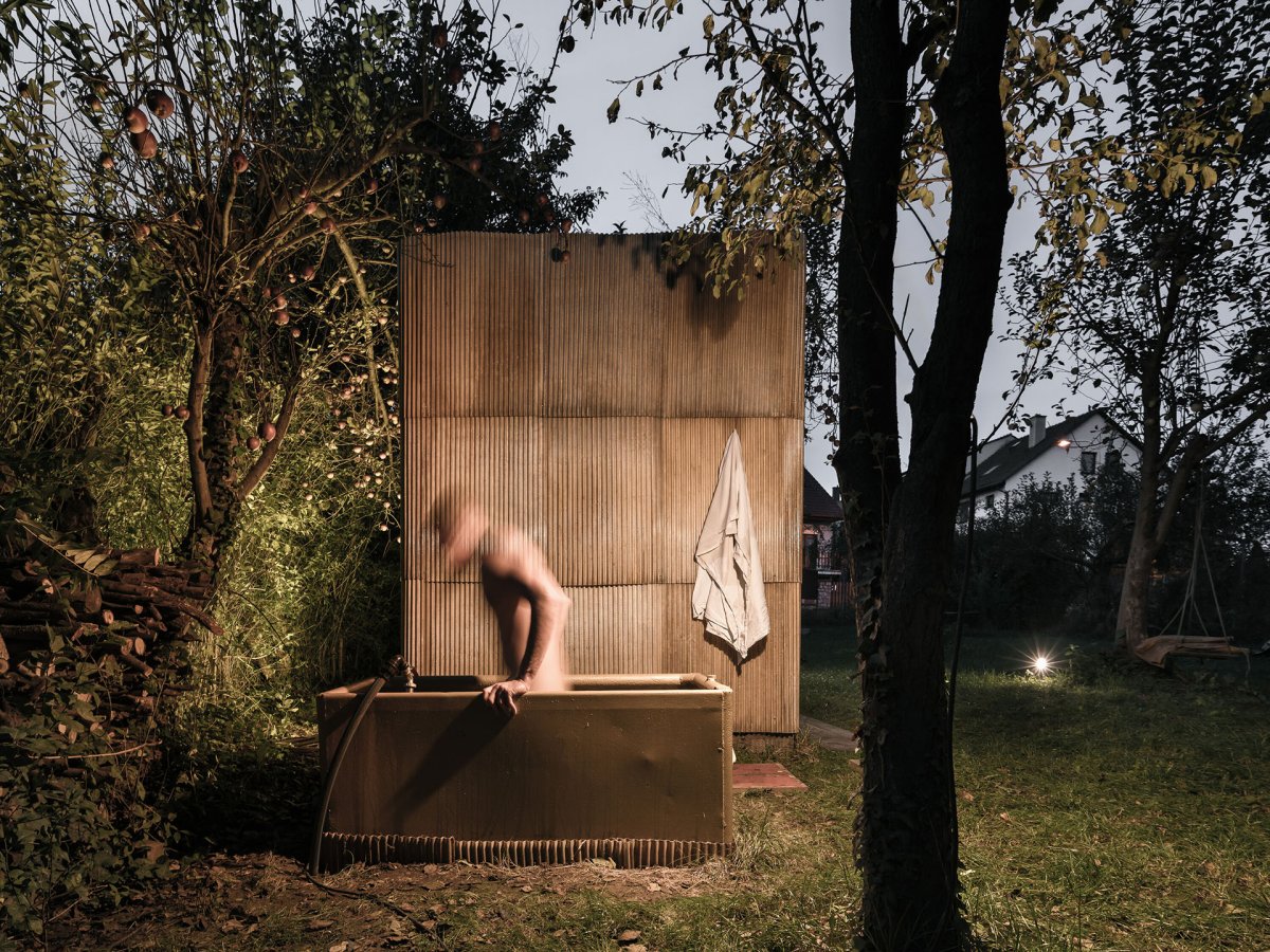 Ochlazuje se v důlním vozíku, napuštěném vodou (Sauna, ika.architekti)