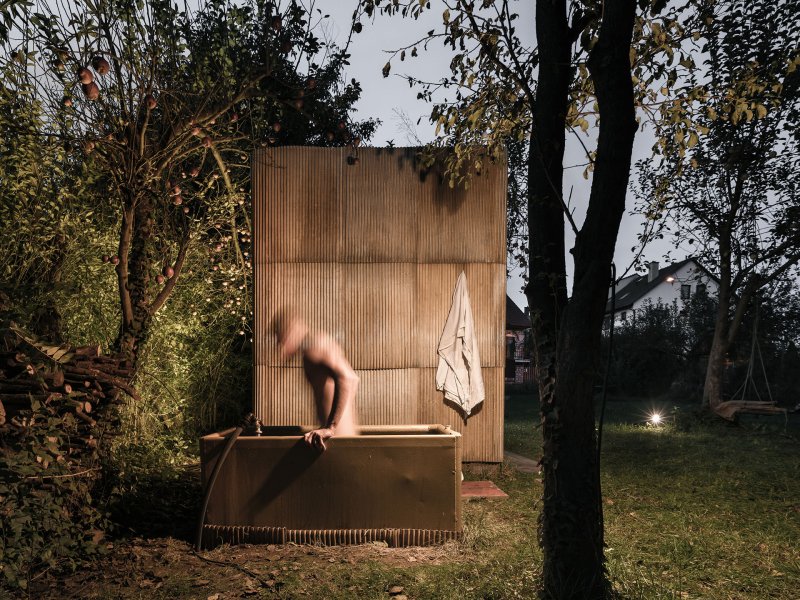 Ochlazuje se v důlním vozíku, napuštěném vodou (Sauna, ika.architekti)