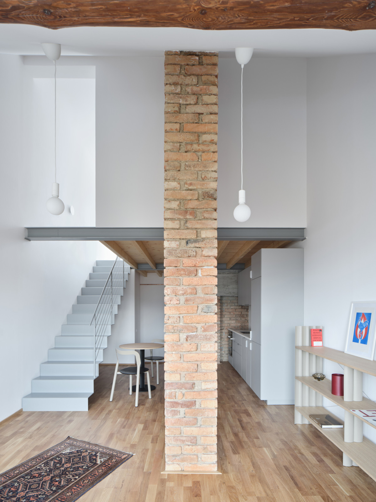 Malometrážni byty v nástavbě jsou prostorově obohatené skrze vertikalitu. (Nástavba Harfa; matěj šebek architekti)
