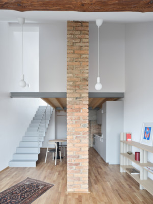 Malometrážni byty v nástavbě jsou prostorově obohatené skrze vertikalitu. (Nástavba Harfa; matěj šebek architekti)