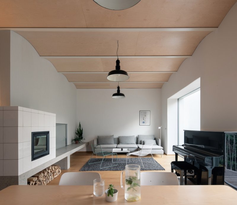 Obývací pokoj se pak nachází v patře a je propojený s kuchyní. (Dům v Kutné Hoře, BYRÓ architekti)