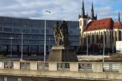 Sousoší Práce a Humanita od Jana Štursy na Hlávkově mostě, Pavel Janák a František Mencl.