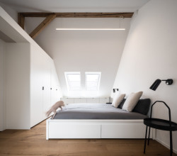 Půdní byt s černým boxem, Komon architekti: Patro horní je pak koncipováno jako soukromá zóna