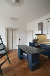 Rekonstrukce bytu v secesní vile, svobodová blaha - Objekt balancující na pomezí sochy a užitého designu je umístěn přímo na osu dveří