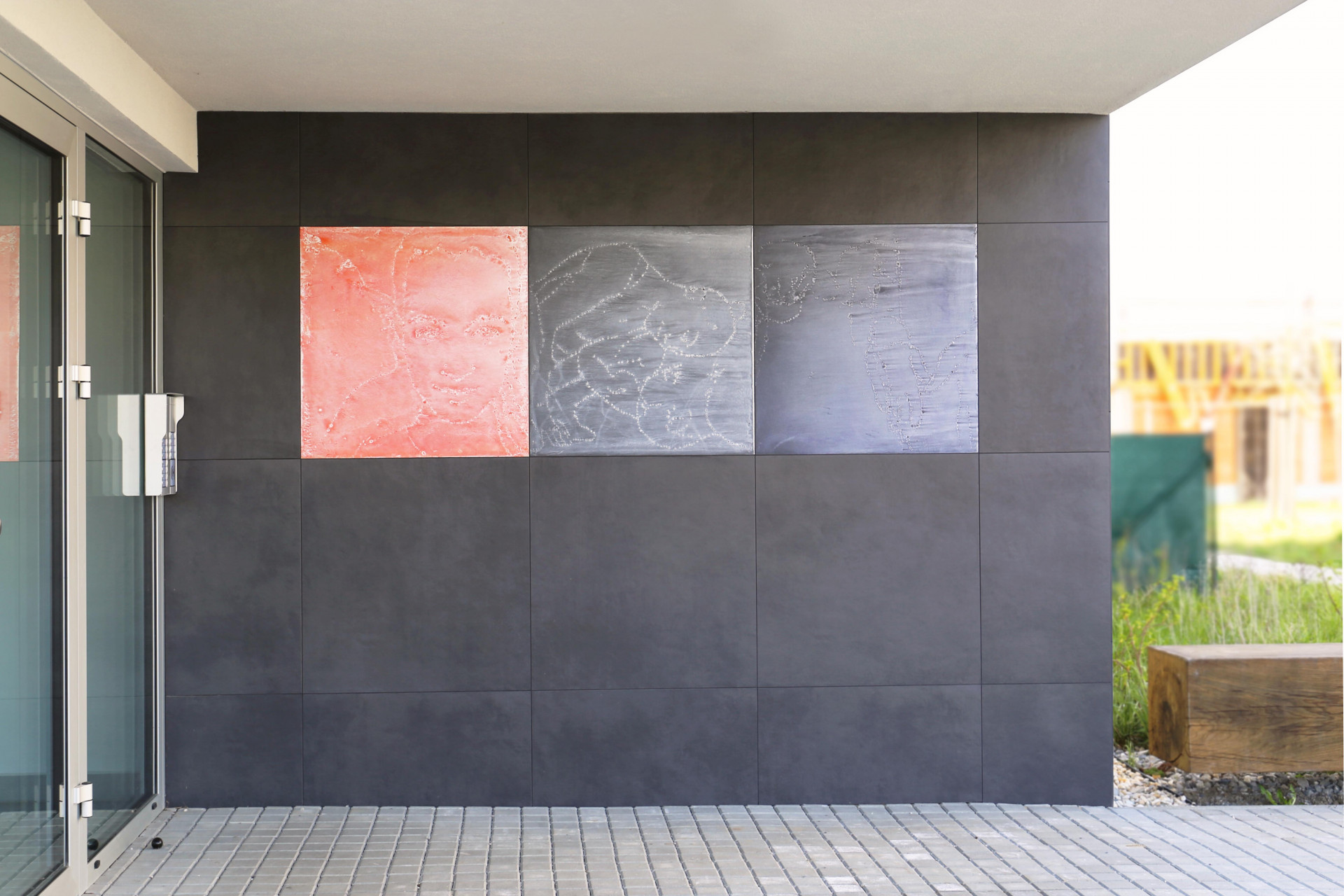 Detail originálně řešených vchodových prostor - grafika vypalovaná na keramické obkládačky