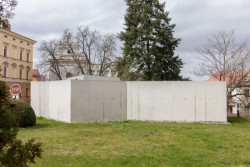 Směrem k zámku je beton odhalený. (Vstupní objekt do zámeckých sklepů s trafostanicí v Kroměříži od Atelier Štěpán)