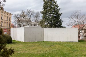 Směrem k zámku je beton odhalený. (Vstupní objekt do zámeckých sklepů s trafostanicí v Kroměříži od Atelier Štěpán)