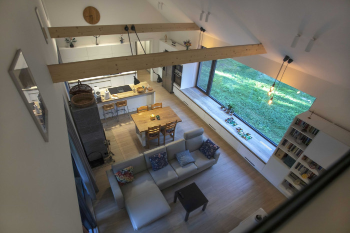 Jednoduchosti, funkčnosti a otevřený prostor (Moderní dřevostavba v Kersku, arch. návrh Labor 13, generální dodavatel VESPER HOMES)