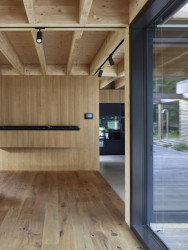 Dům má velká okna, některá posuvná, na to Ivan Kabický říká, že si u nich návštěvy někdy připadají jako v akvárku. (Rodinný dům v Kersku, hipposdesign)