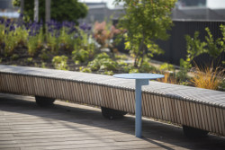 Na střeše se nacházejí prvky pro dobíjení telefonů či tabletů pro nerušenou práci