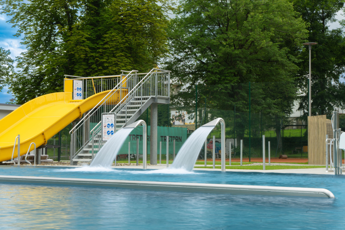 Moderní bazénová technologie umožnila integrovat vodní atrakce přímo do konstrukce bazénu, aniž by narušily jeho čisté architektonické řešení. (Koupaliště ve Vizovicích; Berndorf Bäderbau)