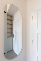 Také zrcadla jsou v celém bytě umístěna výš, než je běžné. - Rekonstrukce bytu v Praze - Holešovicích, Studio Schwestern.