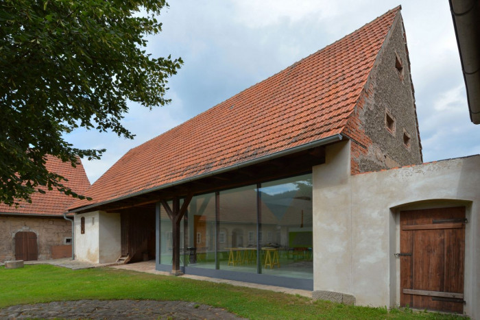 under-construction architects, Ateliér zasunutý do stodoly – foto