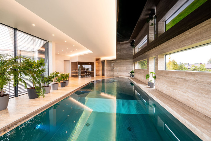 Přelivový nerezový bazén IMAGINOX individuálního tvaru pro privátní vilu