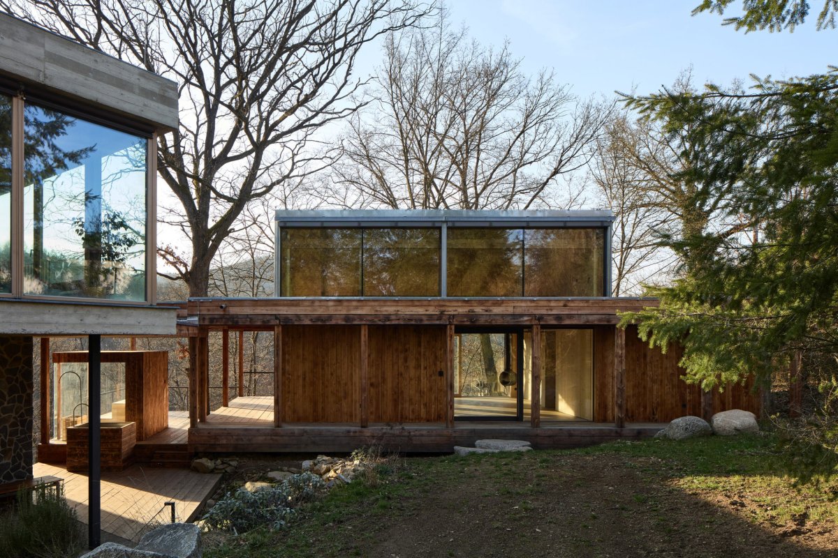 ...a teď přibyla ještě další budova ateliéru. (Dům Medník, päivä architekti)