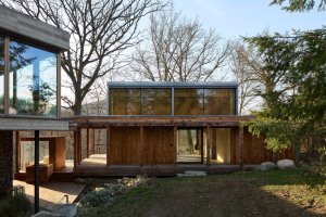 ...a teď přibyla ještě další budova ateliéru. (Dům Medník, päivä architekti)