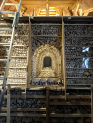 Kostnice v Sedlci, při její rekonstrukci architekti vyzkoušeli použití hlíny