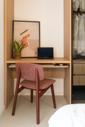 Interiérová designérka Diana Perknovská navrhla byt pro svou sestru, ve kterém se snoubí světlé barvy s přírodními materiály