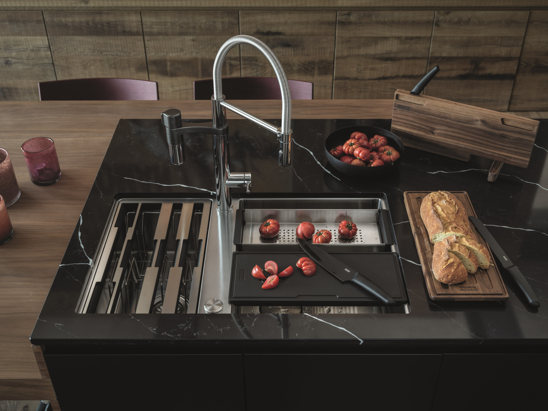 Nerezový dřez BWX 120-41-27 včetně doplňků v ceně dřezu (miska, dřevěná přípravná deska, plastová přípravná deska, 3 nože vč. dřevěného držáku, odkapávač na nádobí a víko) a filtrační baterie VITAL TAP v kombinaci chrom/gun metal