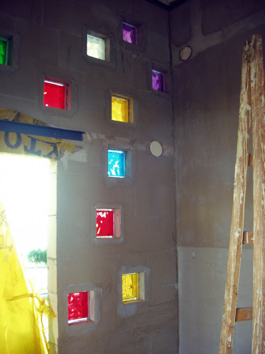 Pohľad zo vstupnej haly školy. Pôvodný stav a stavebné práce.