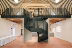 1:1 architekti zrekonstruovali bývalý špejchar historického statku v Benicích u Chrášťan. Sýpka nově slouží jako multifunkční sál